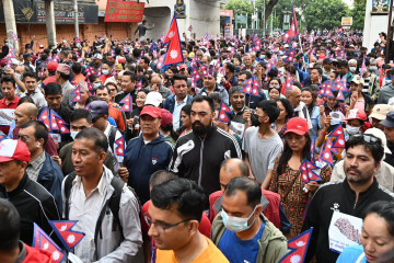 राष्ट्रिय झण्डा बाेकेर काठमाडाैंमा एमालेकाे पदयात्रा (तस्वीरहरू)